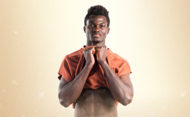 Studio poz güçlü siyah adam