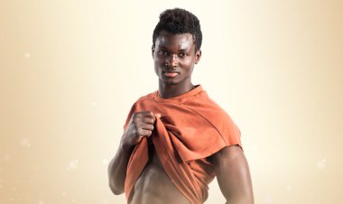 Studio poz güçlü siyah adam