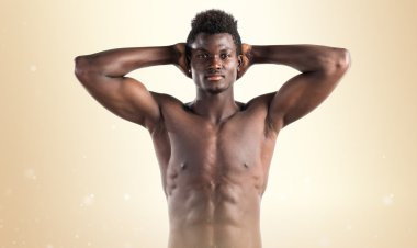 Studio poz güçlü siyah adam