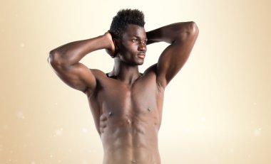 Atletik yakışıklı siyah adam