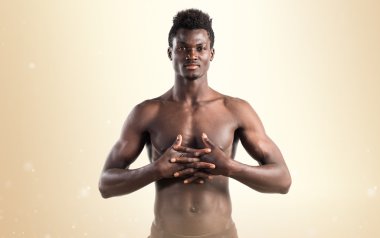 Studio poz güçlü siyah adam