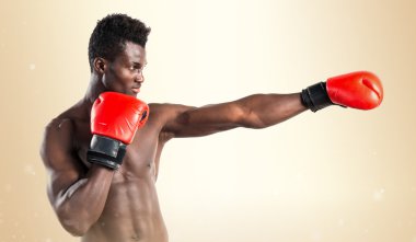 Boks eldivenli yakışıklı bir zenci.