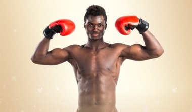 Boks eldivenli yakışıklı bir zenci.