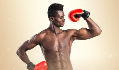 Boks eldivenli yakışıklı bir zenci.