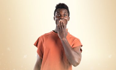 Sürpriz bir jest yapan yakışıklı siyah erkek