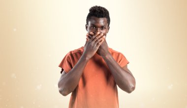 Ağzını kapsayan yakışıklı zenci