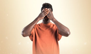 Gözlerini kapsayan yakışıklı zenci