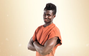 Yakışıklı siyah adam kollarını ile geçti