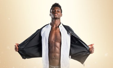 Siyah adamla yakışıklı deri ceket