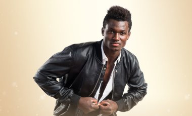 Siyah adamla yakışıklı deri ceket