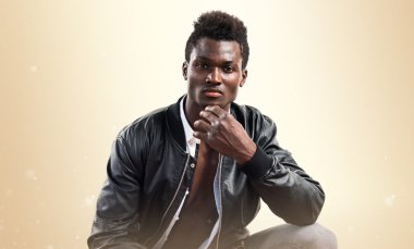 Siyah adamla yakışıklı deri ceket