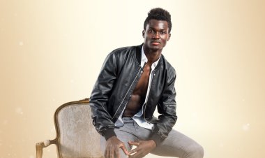 Siyah adamla yakışıklı deri ceket