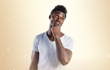 Ovher arka plan üzerinde siyah adam