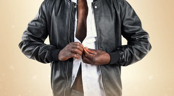 Knappe zwarte man poseren in studio — Stockfoto