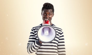 Megafon tarafından bağırarak yakışıklı zenci