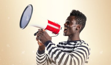 Siyah adam tarafından megafon bağırarak