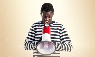 Megafon tarafından bağırarak yakışıklı zenci