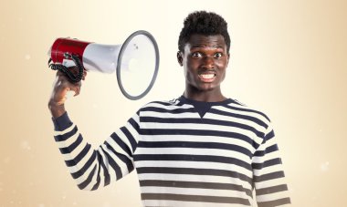 Siyah adam tarafından megafon bağırarak