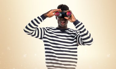 Dürbün ile yakışıklı siyah adam