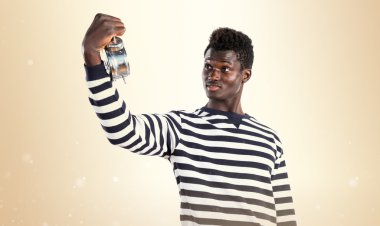 Vintage saat tutan yakışıklı zenci