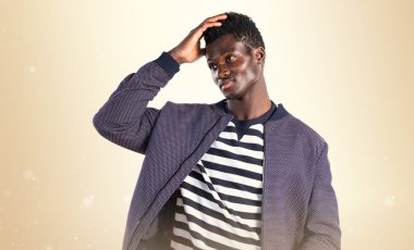 Hayal kırıklığına uğramış yakışıklı siyah adam