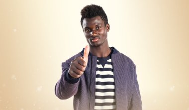 Başparmak ile yakışıklı siyah adam
