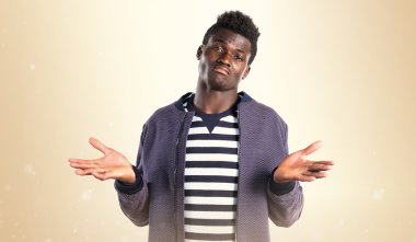 Siyah adam önemsiz jest yapma