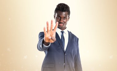 Yakışıklı siyah adam dört sayma