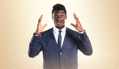 Sürpriz bir jest yapan siyah erkek