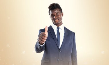 Başparmak ile yakışıklı siyah adam