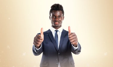 Başparmak ile yakışıklı siyah adam