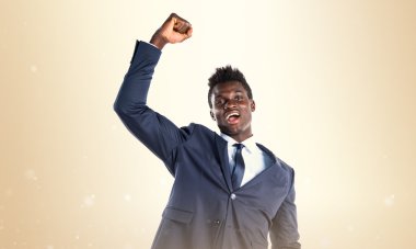 Şanslı yakışıklı siyah adam