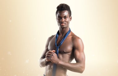 Atletik vücut yakışıklı siyah adam