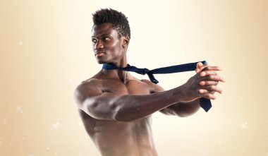 Atletik vücut yakışıklı siyah adam