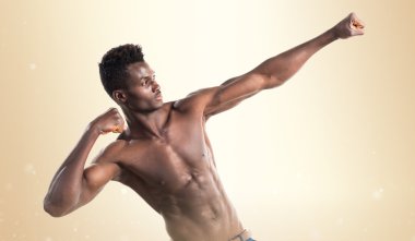 Atletik vücut poz ile yakışıklı zenci