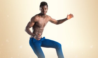 Atlama yakışıklı zenci