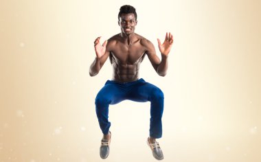 Atlama yakışıklı zenci