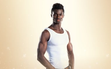 Atletik vücut poz ile yakışıklı zenci