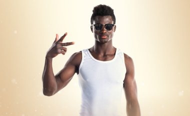 Gözlüklü yakışıklı siyah adam