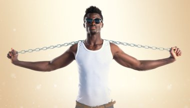 Yakışıklı siyah adam güneş gözlüğü ve zincirler