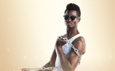 Yakışıklı adam güneş gözlüğü ve zincirler