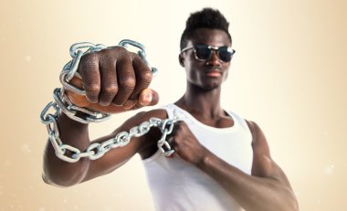 Yakışıklı adam güneş gözlüğü ve zincirler