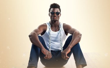 Ovher arka plan üzerinde siyah adam