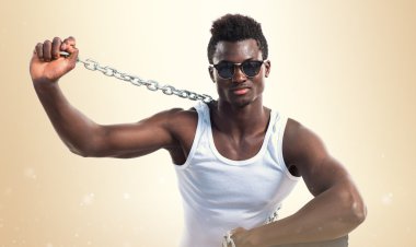 Yakışıklı adam güneş gözlüğü ve zincirler