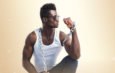 Yakışıklı adam güneş gözlüğü ve zincirler