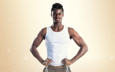 Zincirleri ile yakışıklı adam