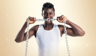 Zincirleri ile yakışıklı adam