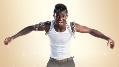 Zincirleri ile yakışıklı adam