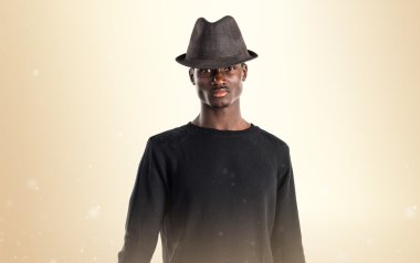 Siyah adam bir tabanca tutan