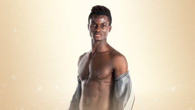 Atletik yakışıklı siyah adam